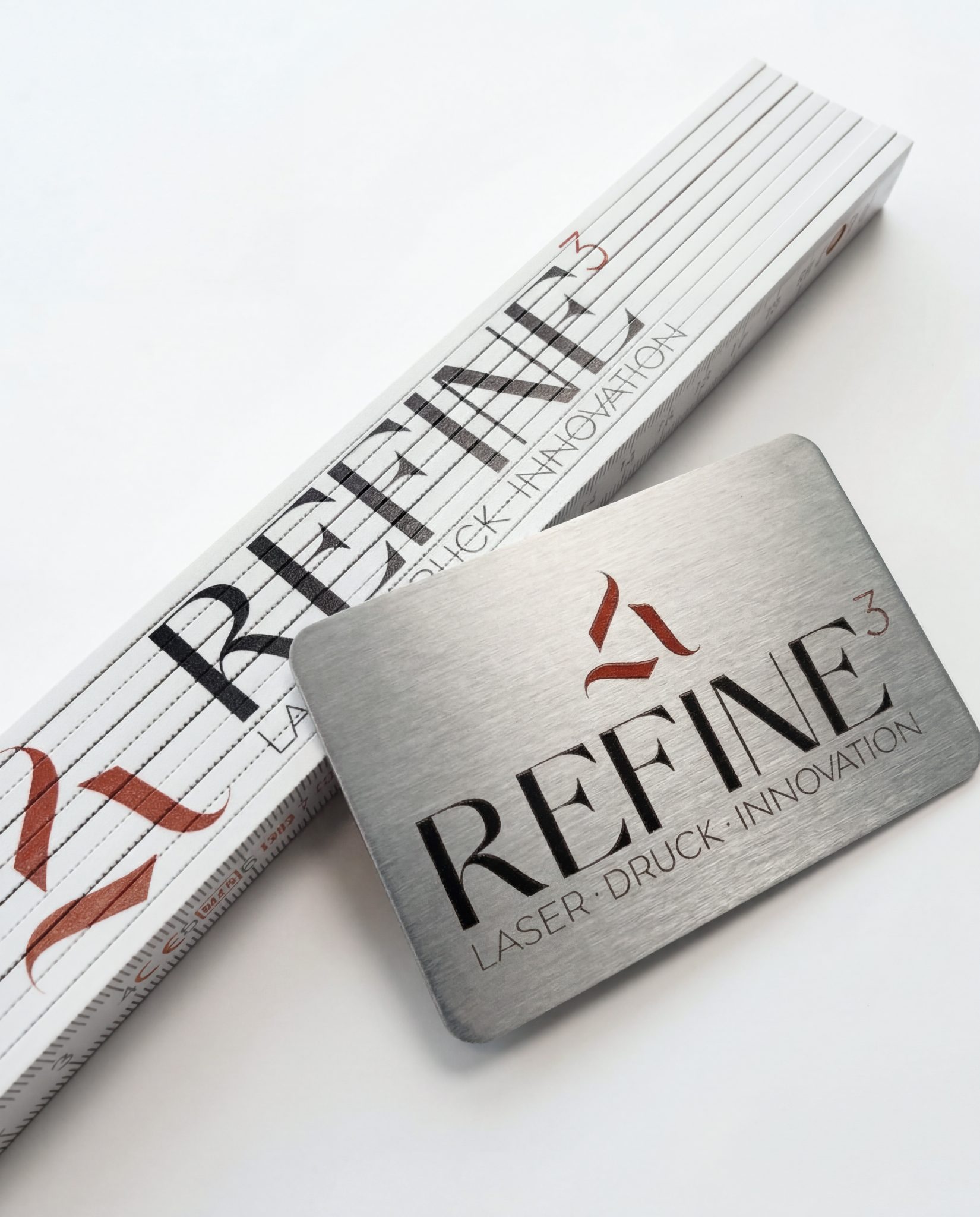  UV-Druck Bruchsal – bedruckte Metallkarte Visitenkarte Zollstock mit Refine³ Branding