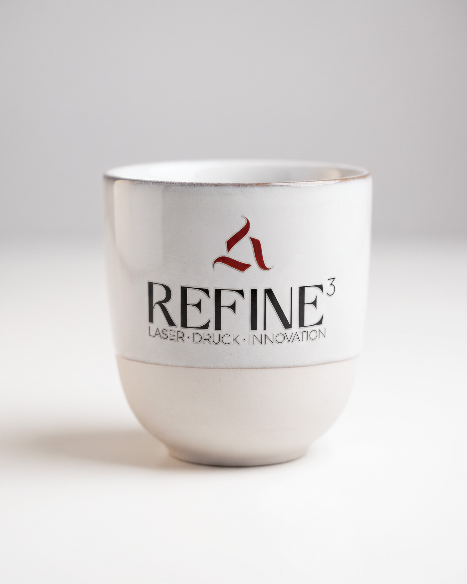 UV-Druck Bruchsal – bedruckte Tasse mit Refine³ Logo